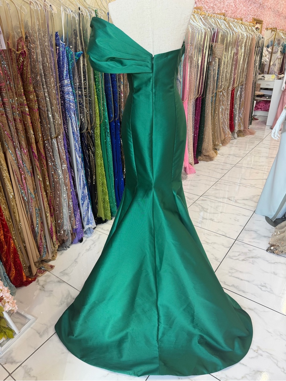 TARIK EDIZ Louisa Gown, a perfect mermaid style in emerald taffeta - Picture 9 of 12
